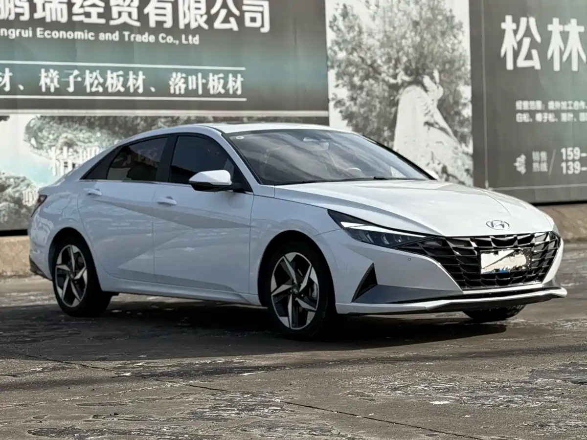 Hyundai Elantra 2022 1.5L CVT LUX Premium Edition фото 22