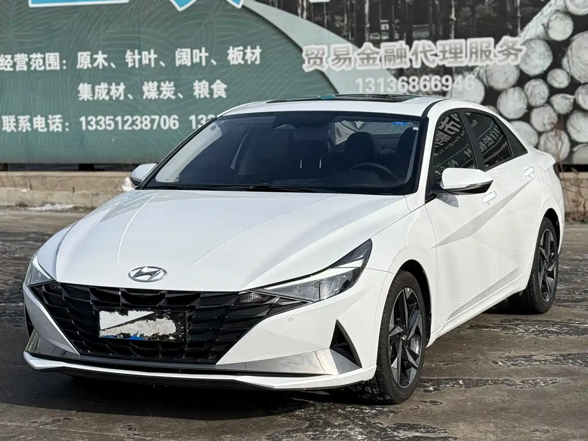 Hyundai Elantra 2022 1.5L CVT LUX Premium Edition фото 3