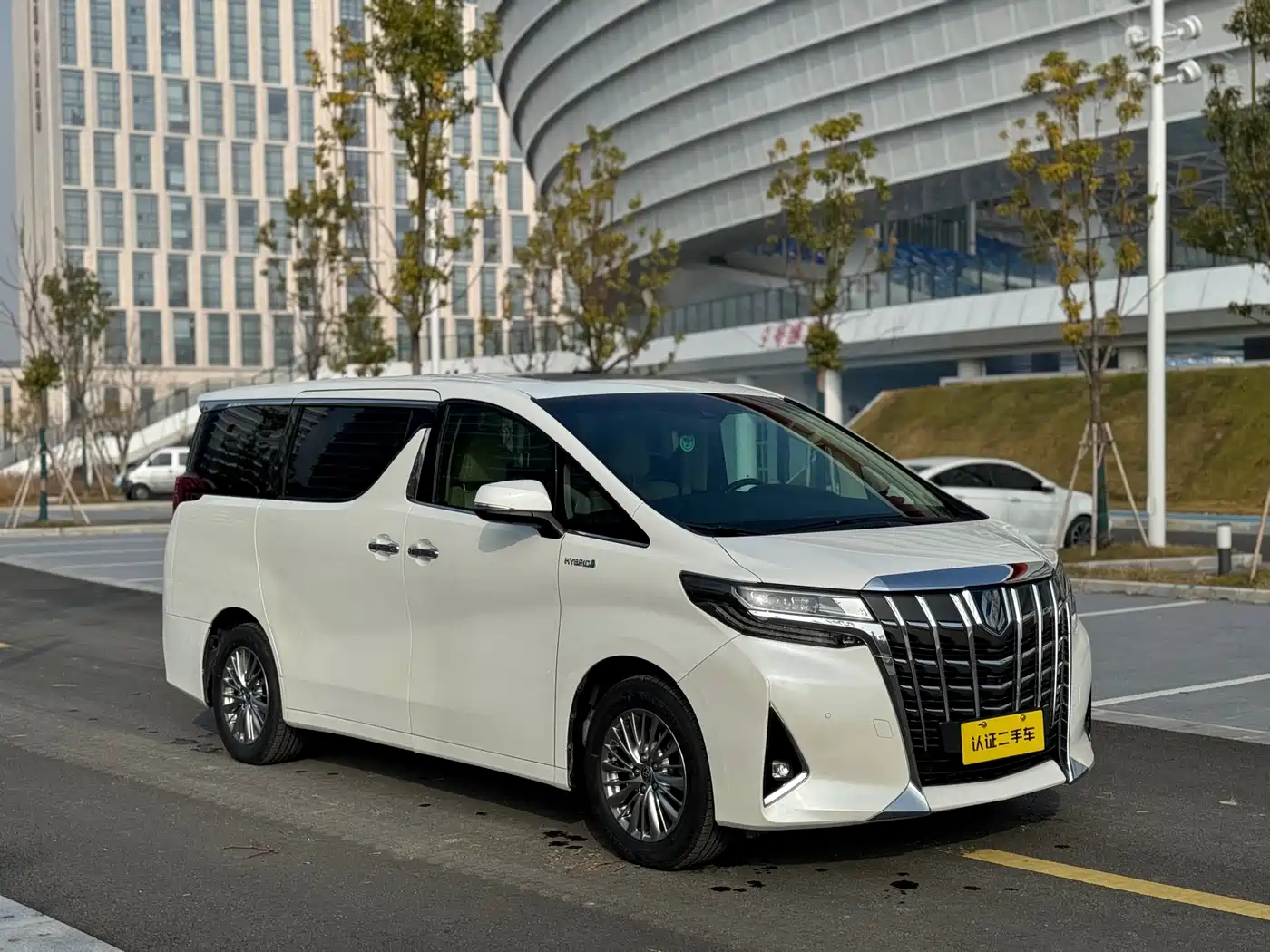 Toyota Alphard 2019 Hybrid 2.5L Luxury фото 8