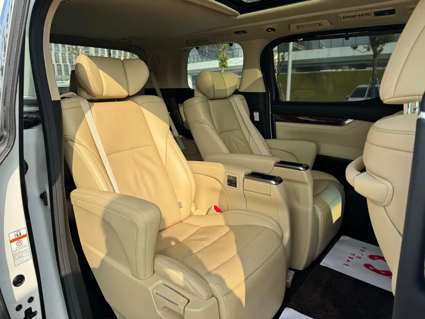 Toyota Alphard 2019 Hybrid 2.5L Luxury фото 14
