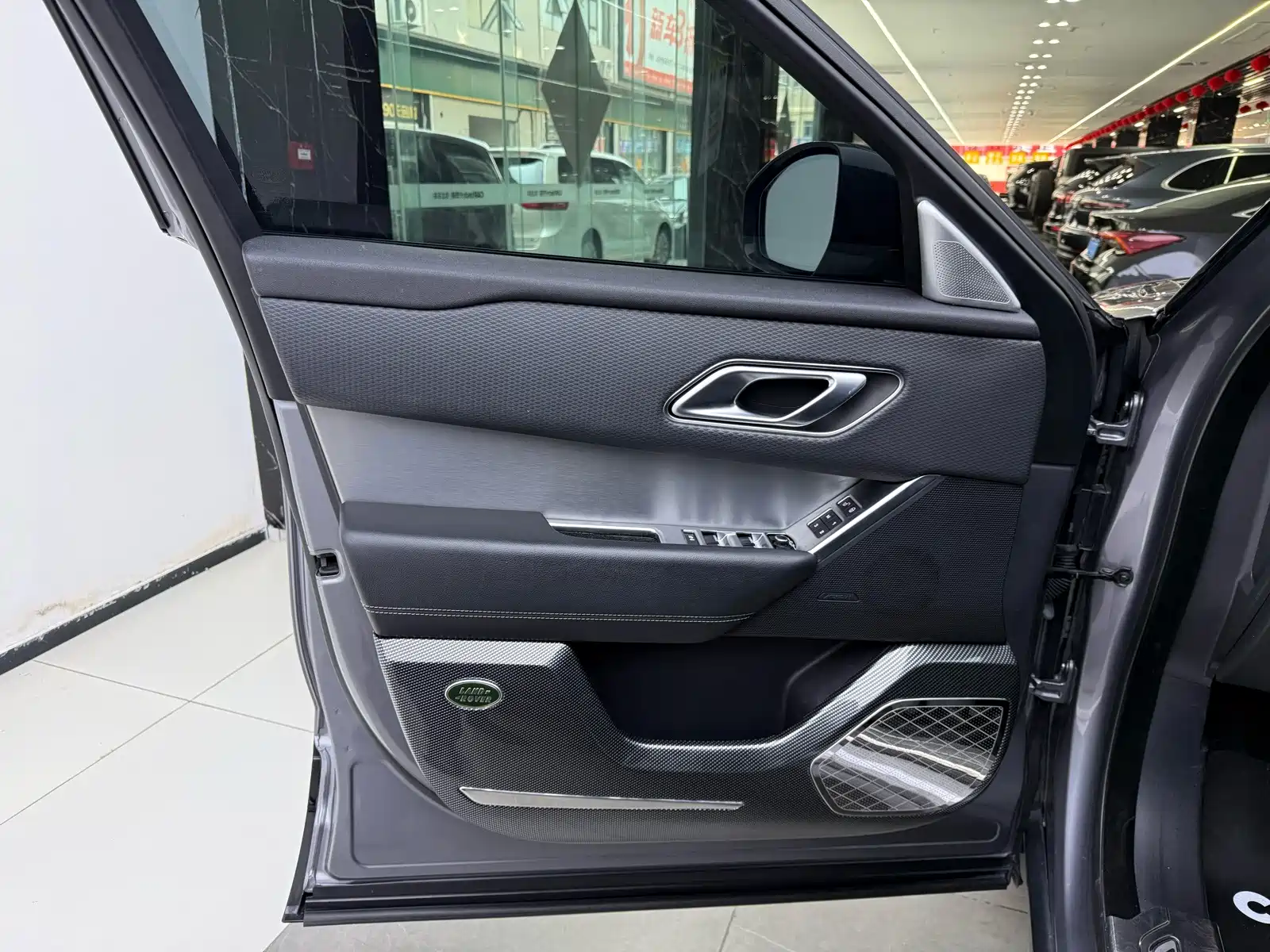 Фото 14 - Land Rover Range Rover Velar