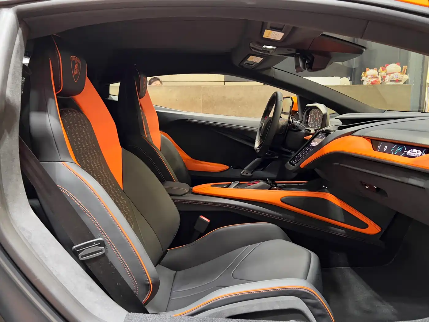 LAMBORGHINI REVUELTO