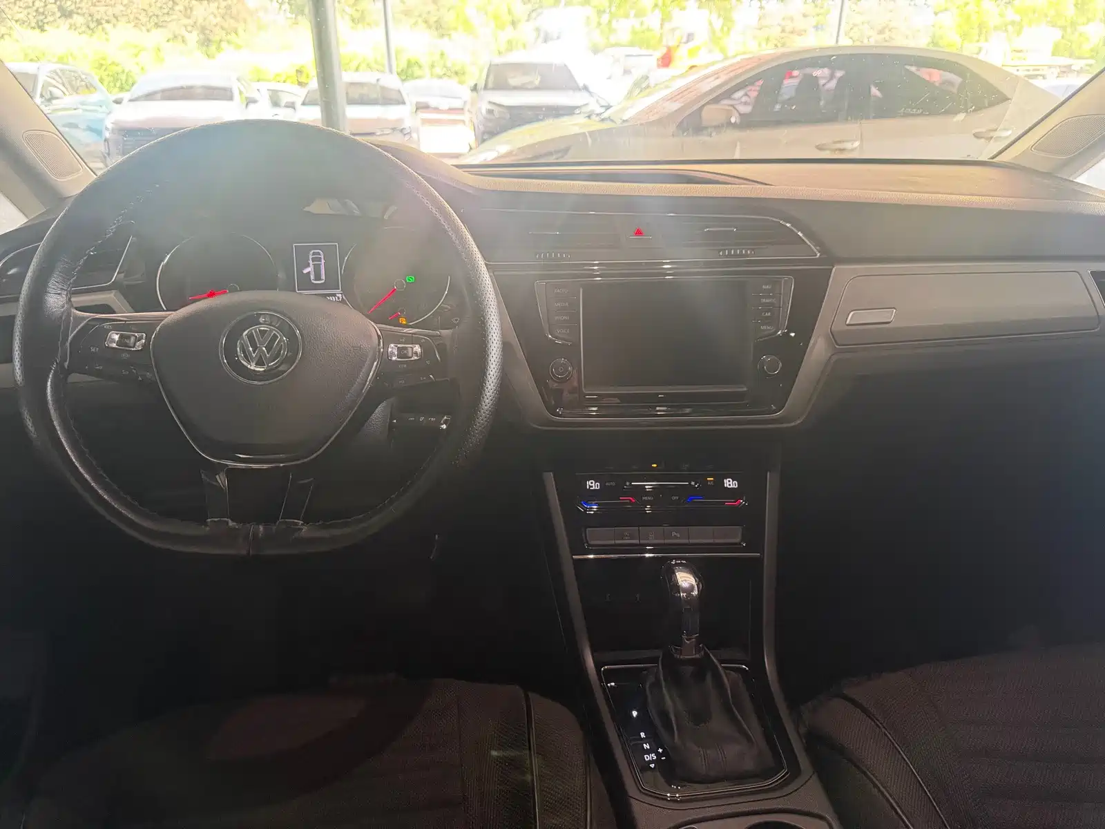 Photo 8 - Volkswagen Touran