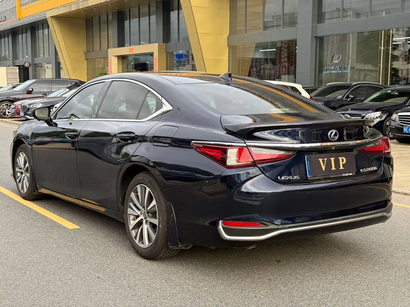 Photo 9 - Lexus ES