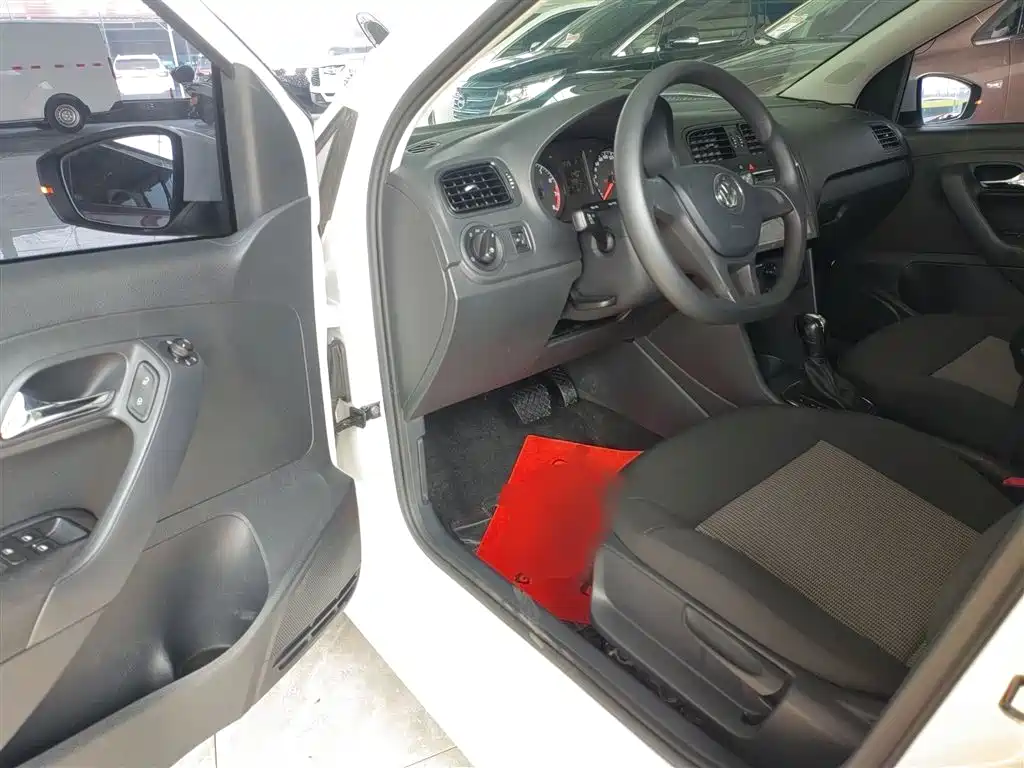 Volkswagen Polo 2016 1.4L Automatic Trend фото 16