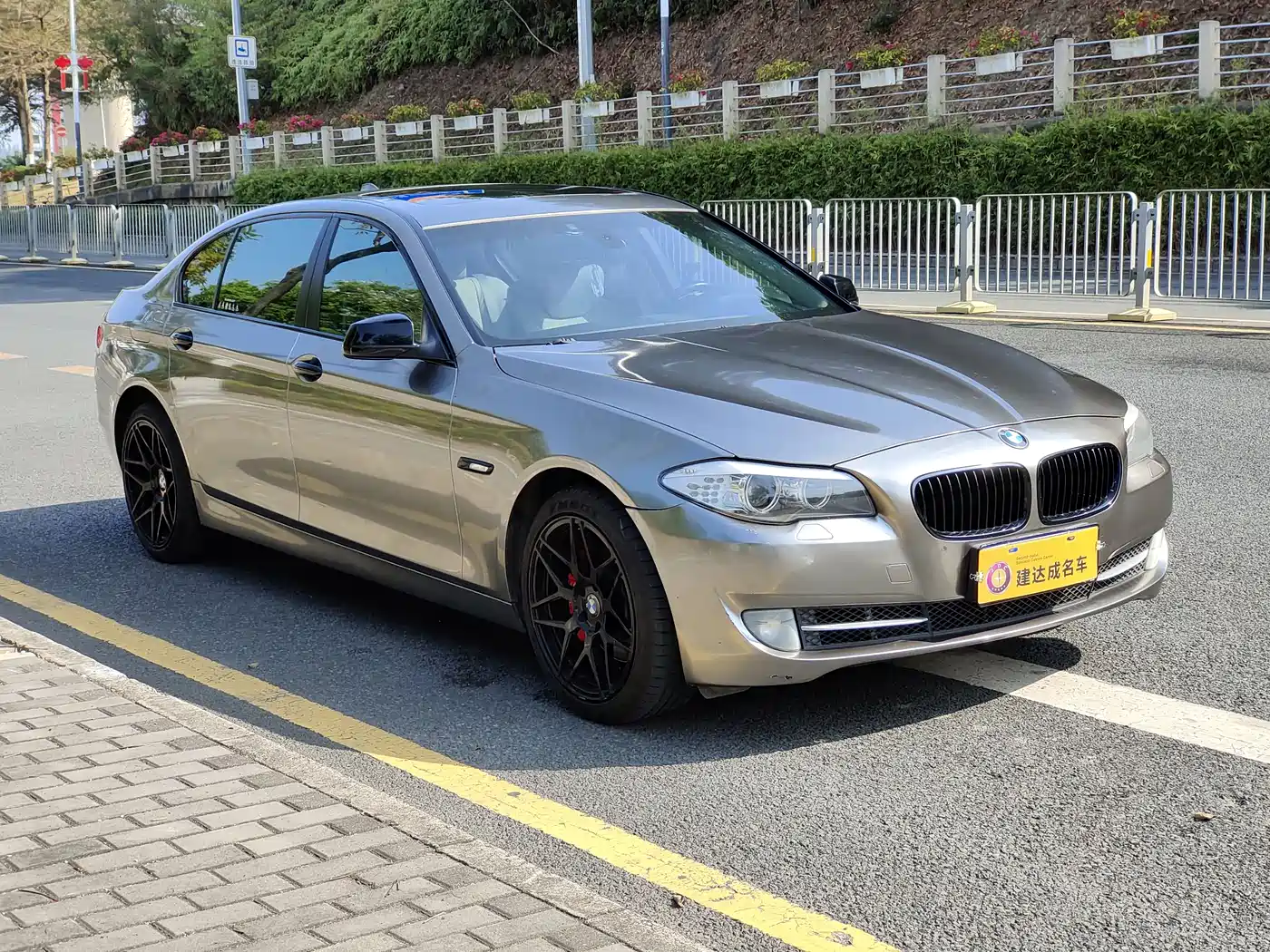 BMW 5 Series 2011 535Li Leading фото 2