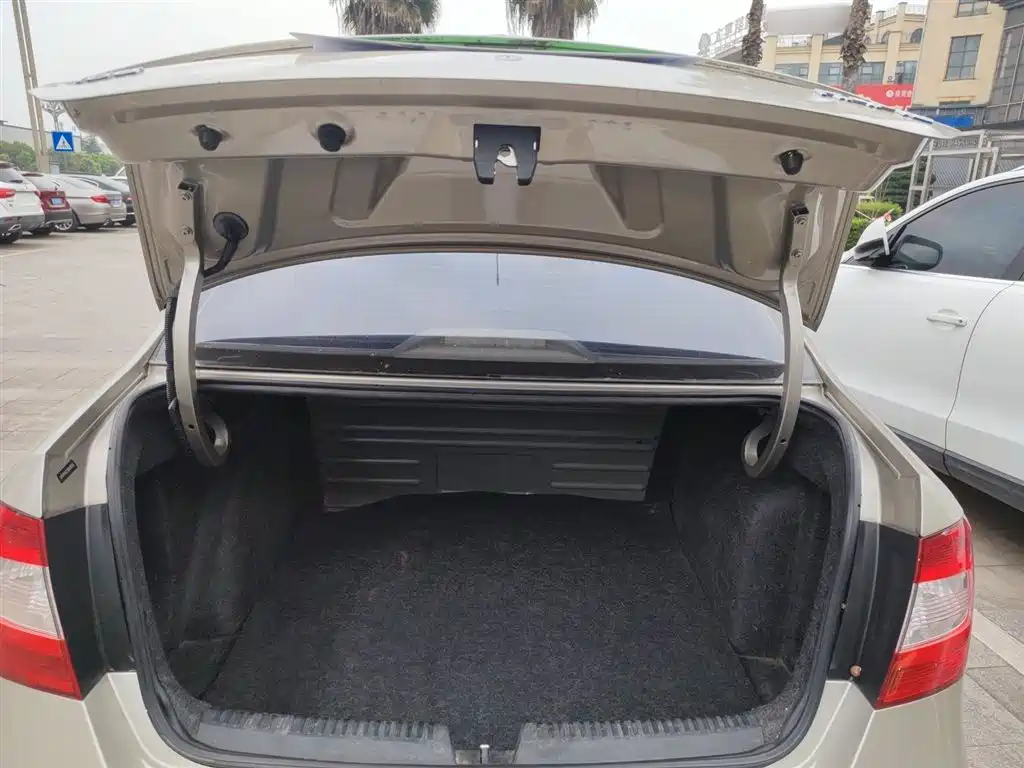 Škoda Rapid 2016 1.6L Manual Pioneer Edition фото 19