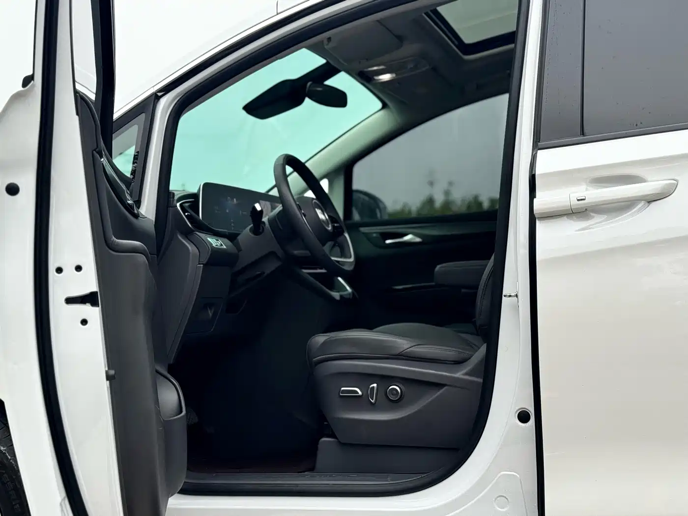 Buick GL8 New Energy 2026 2025 Landlux Smart Edition 7-seater