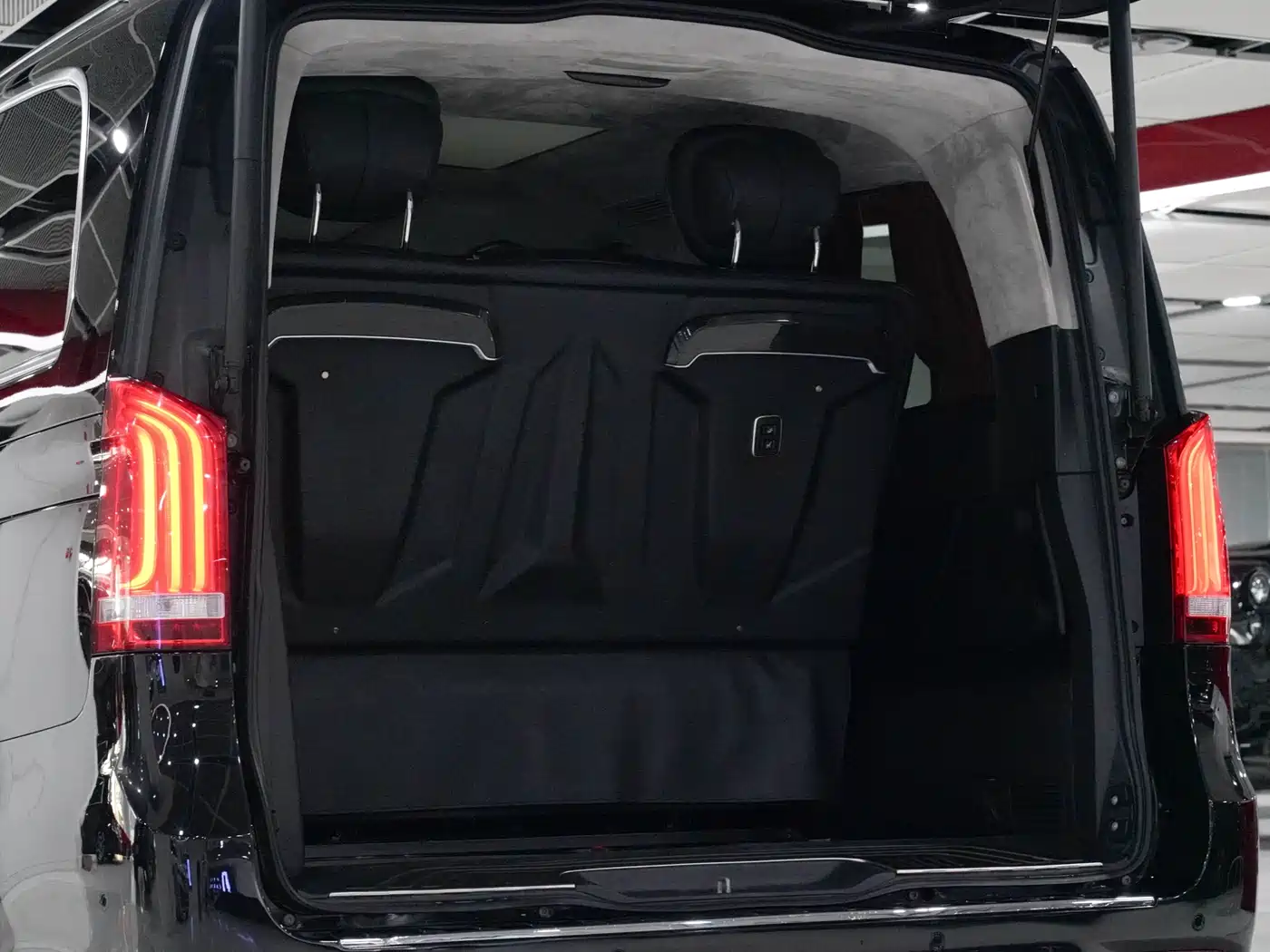 Mercedes-Benz V-Class 2021 V 260 L Long Wheelbase Premium Edition фото 26