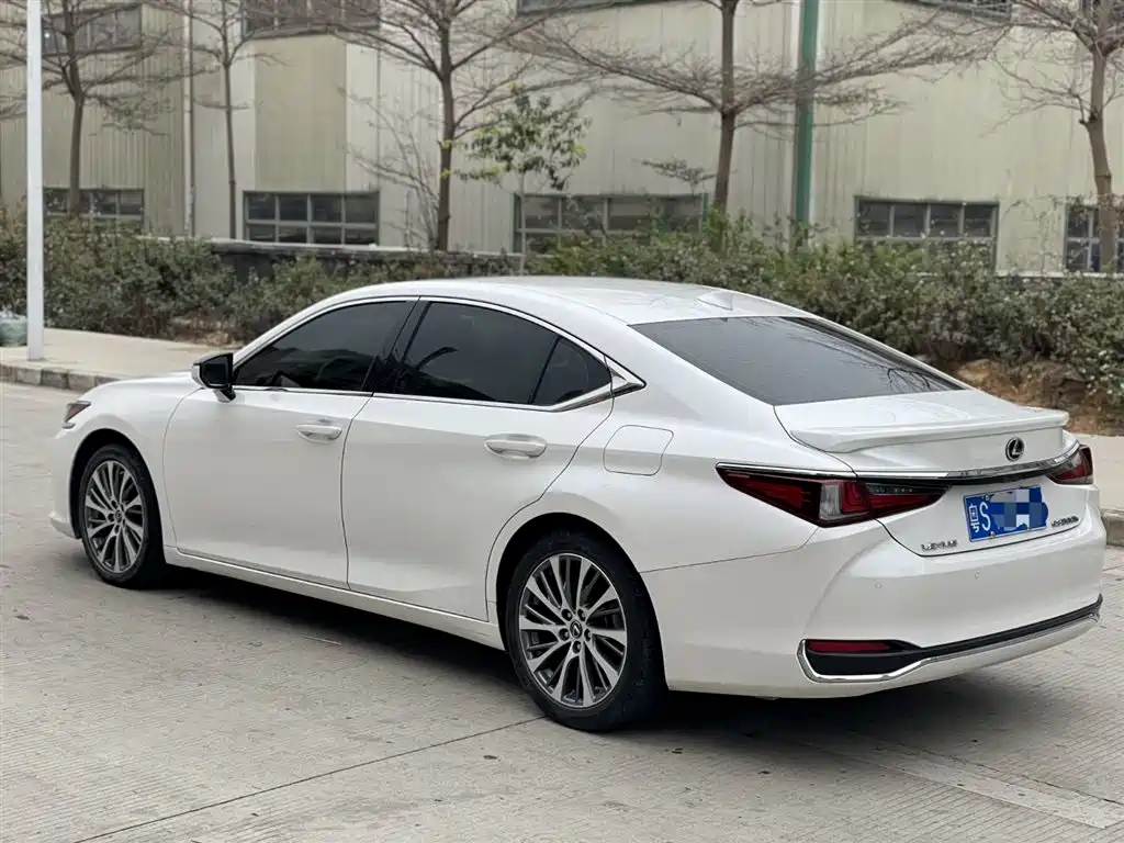 Lexus ES 2021 300h Luxury Edition фото 4