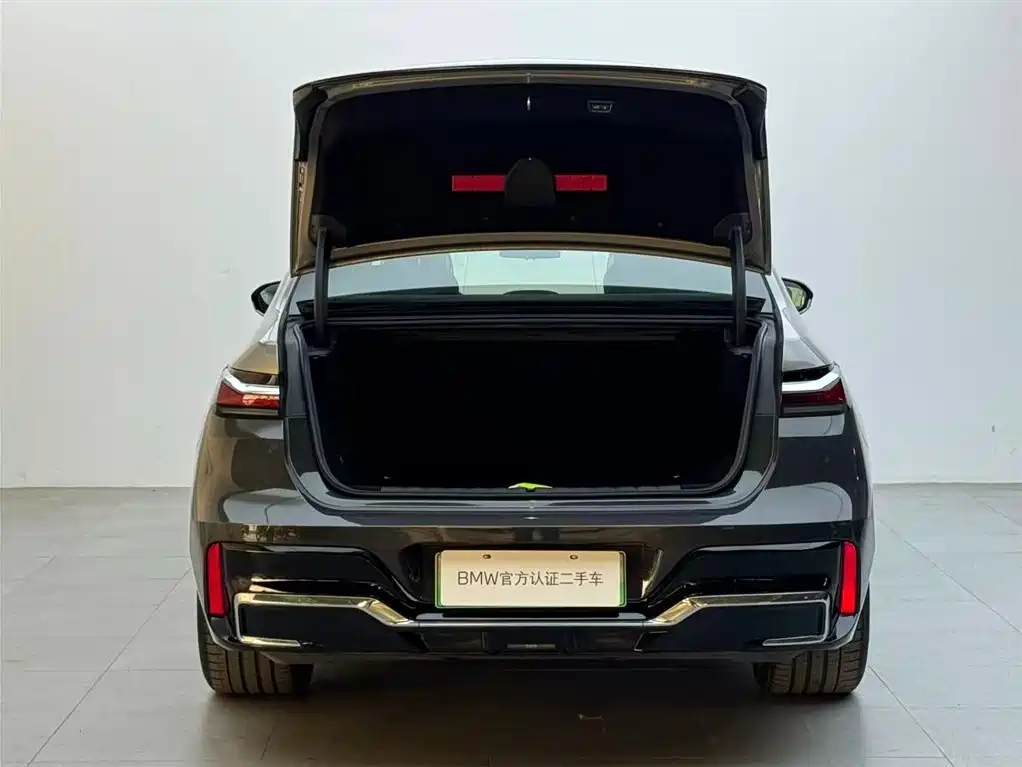 Photo 6 - BMW i7 M70L