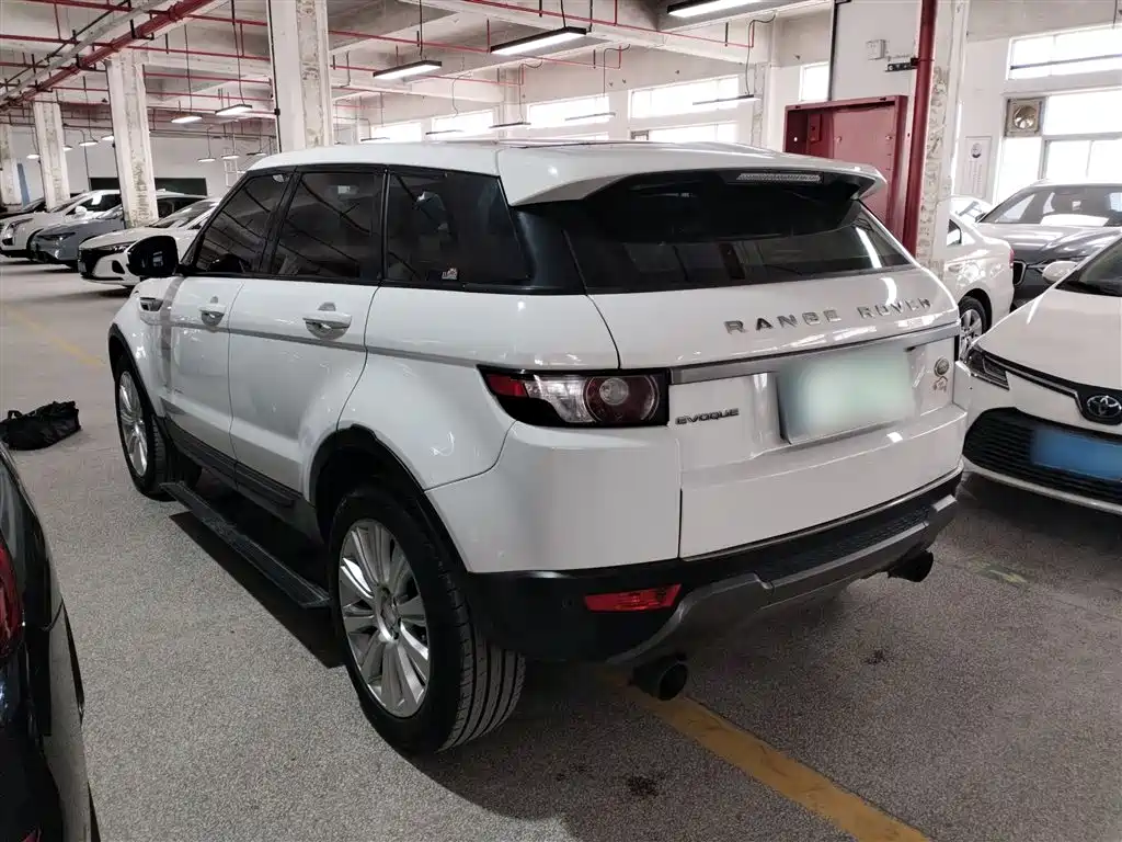 Land Rover Range Rover Evoque 2015 2.0T 5-Door Intelligent Edition фото 5