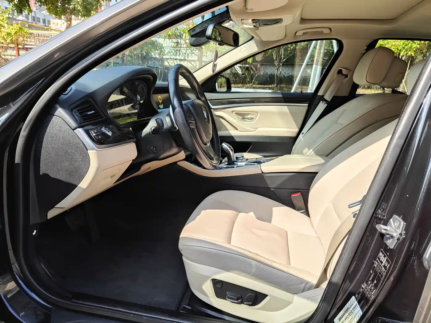BMW 5 Series 2011 535Li Leading фото 8