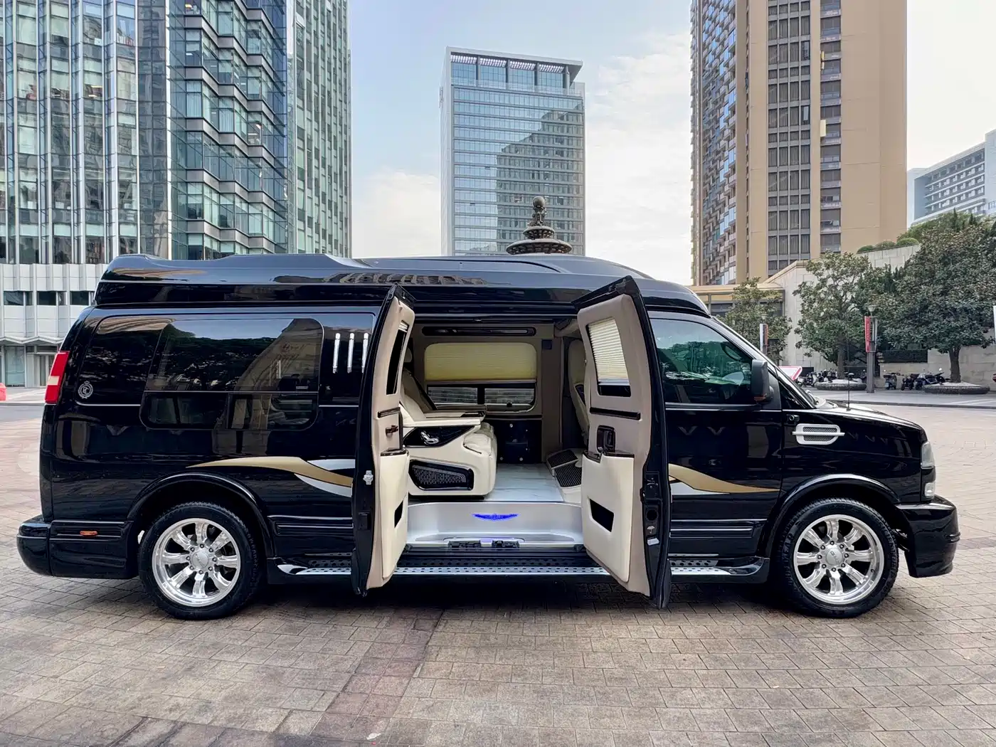 GMC Savana 2017 2017 6.0L G660S Elegance Panoramic Roof Edition