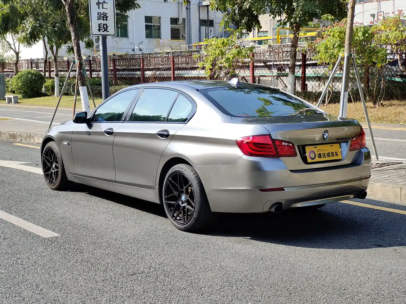 BMW 5 Series 2011 535Li Leading фото 6