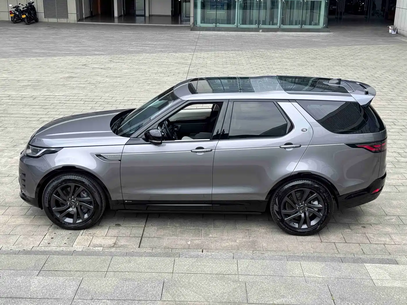 Land Rover Discovery 2021 360PS R-Dynamic S фото 2