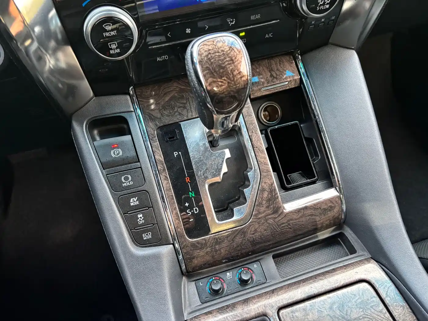 Toyota Vellfire 2019 Hybrid 2.5L HV Premium Edition фото 17