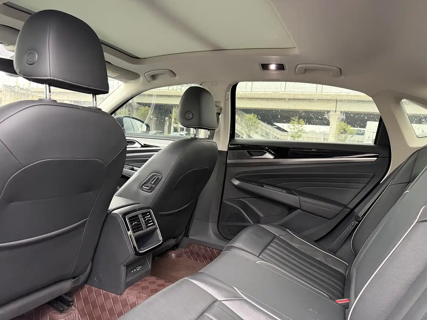Volkswagen Passat 2022 330TSI Elite Edition фото 11
