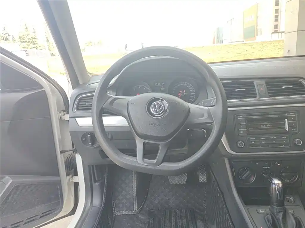 Volkswagen Lavida Tour 2017 1.6L Automatic Trend Edition фото 11