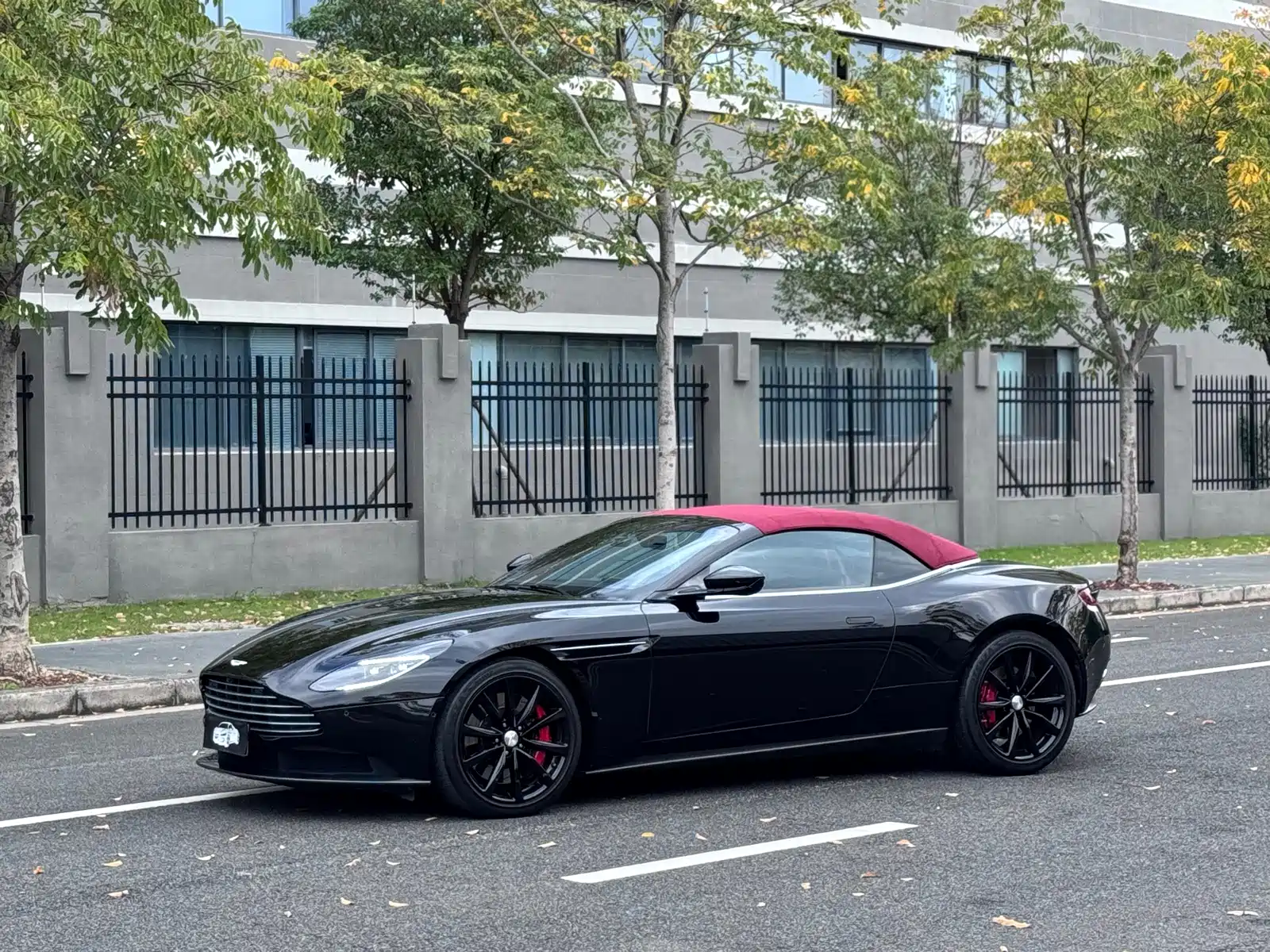 Фото 8 - Aston Martin DB11