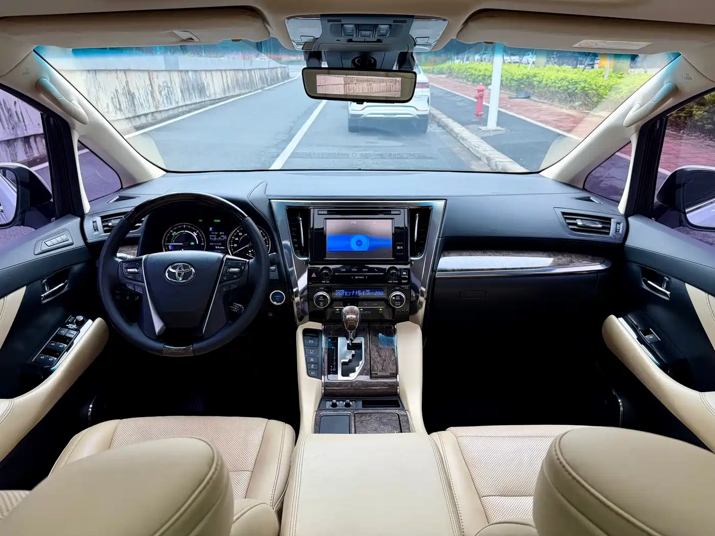 Toyota Alphard 2019 Hybrid 2.5L Premium Edition фото 27
