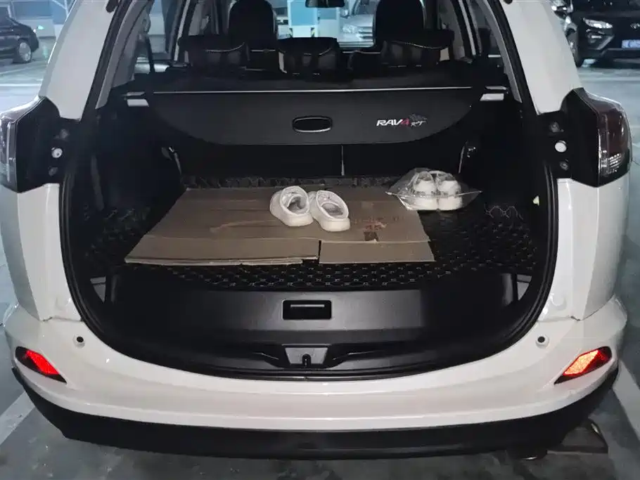 Toyota RAV4 Rongfang 2016 2.0L CVT 2WD Trend (China V) фото 4