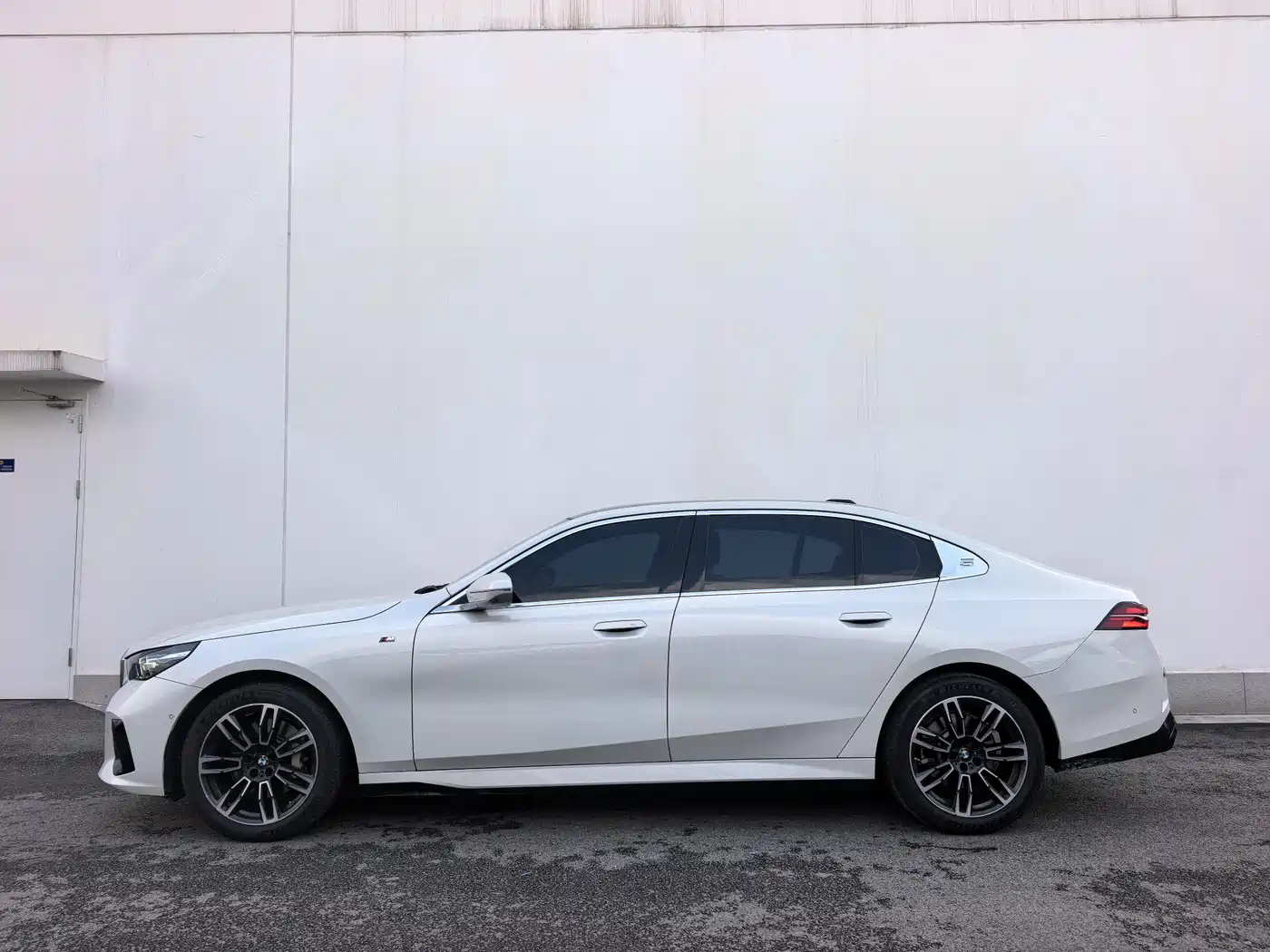BMW 5 Series 2024 530Li Leading M Sport Package фото 3