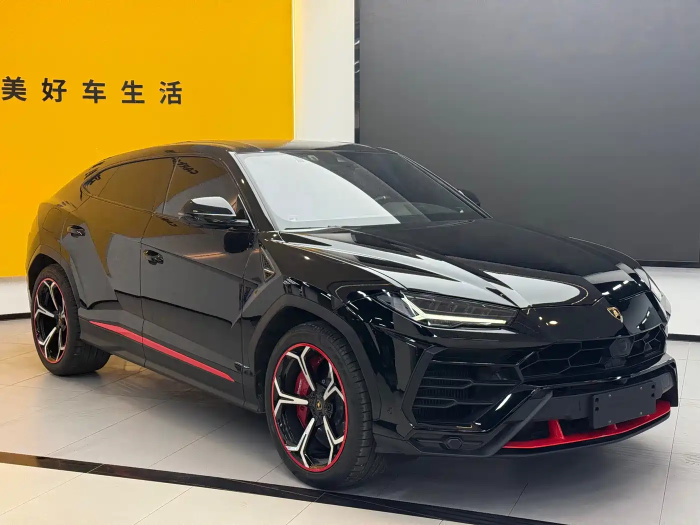 LAMBORGHINI URUS
