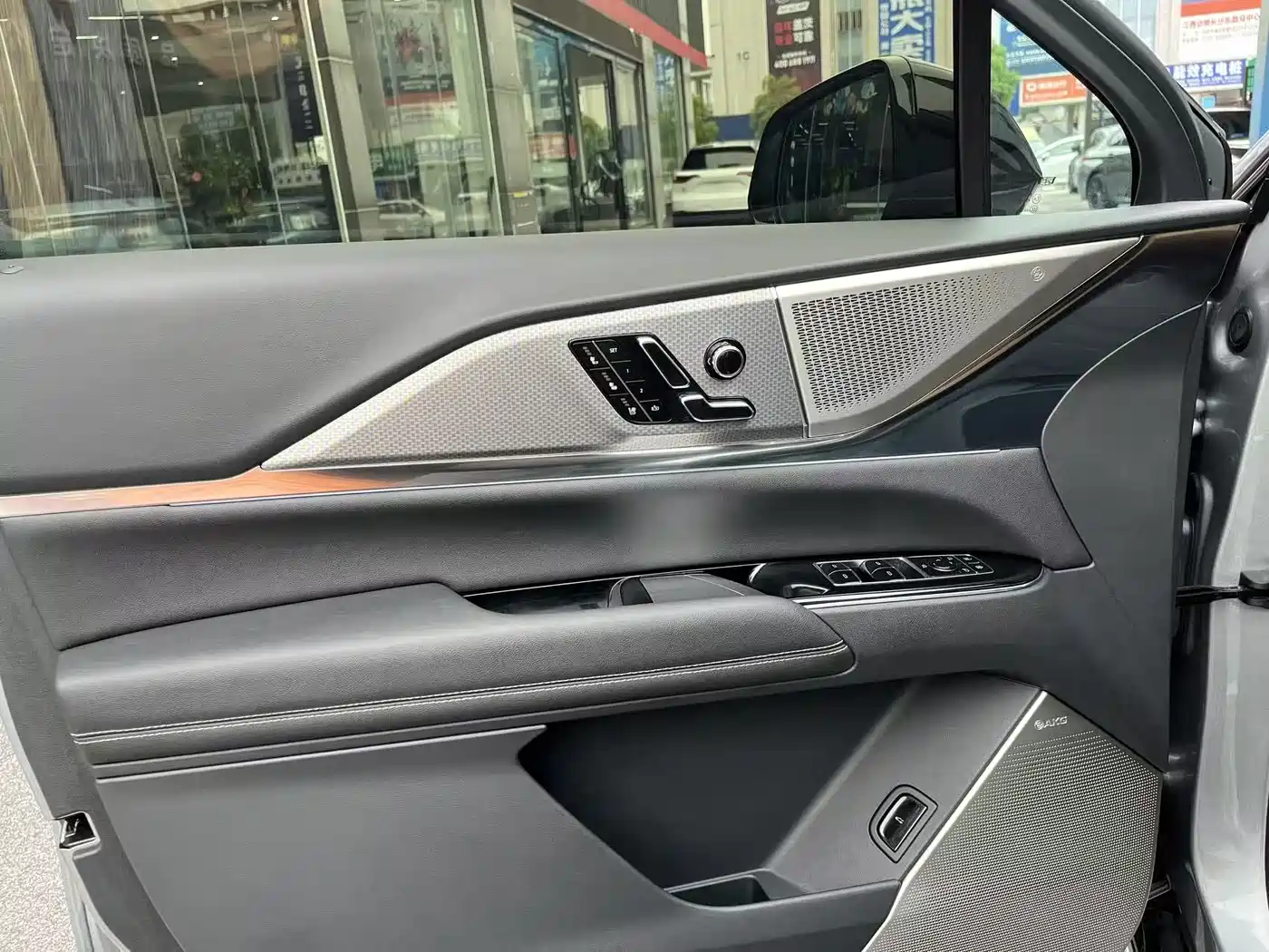 Cadillac XT5 2025 2.0T Premium Model фото 8