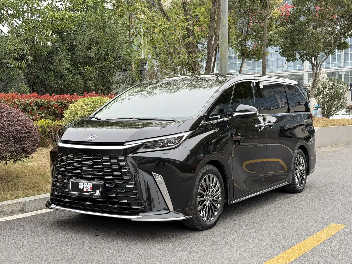 Lexus LM 2025 Model 500h Four-Seater Imperial Edition фото 2