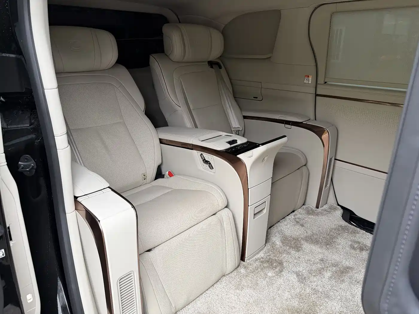 Lexus LM 2025 Model 500h Four-Seater Imperial Edition фото 6