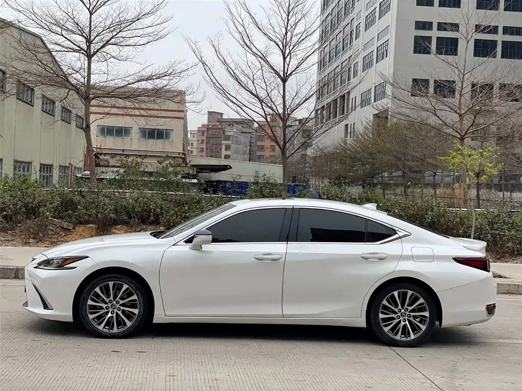 Lexus ES 2021 300h Luxury Edition фото 16