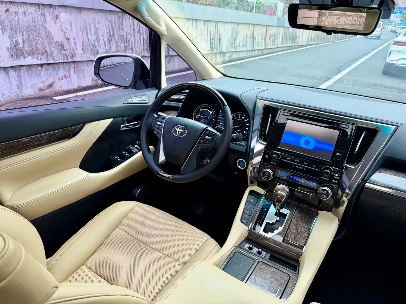 Toyota Alphard 2019 Hybrid 2.5L Premium Edition фото 29