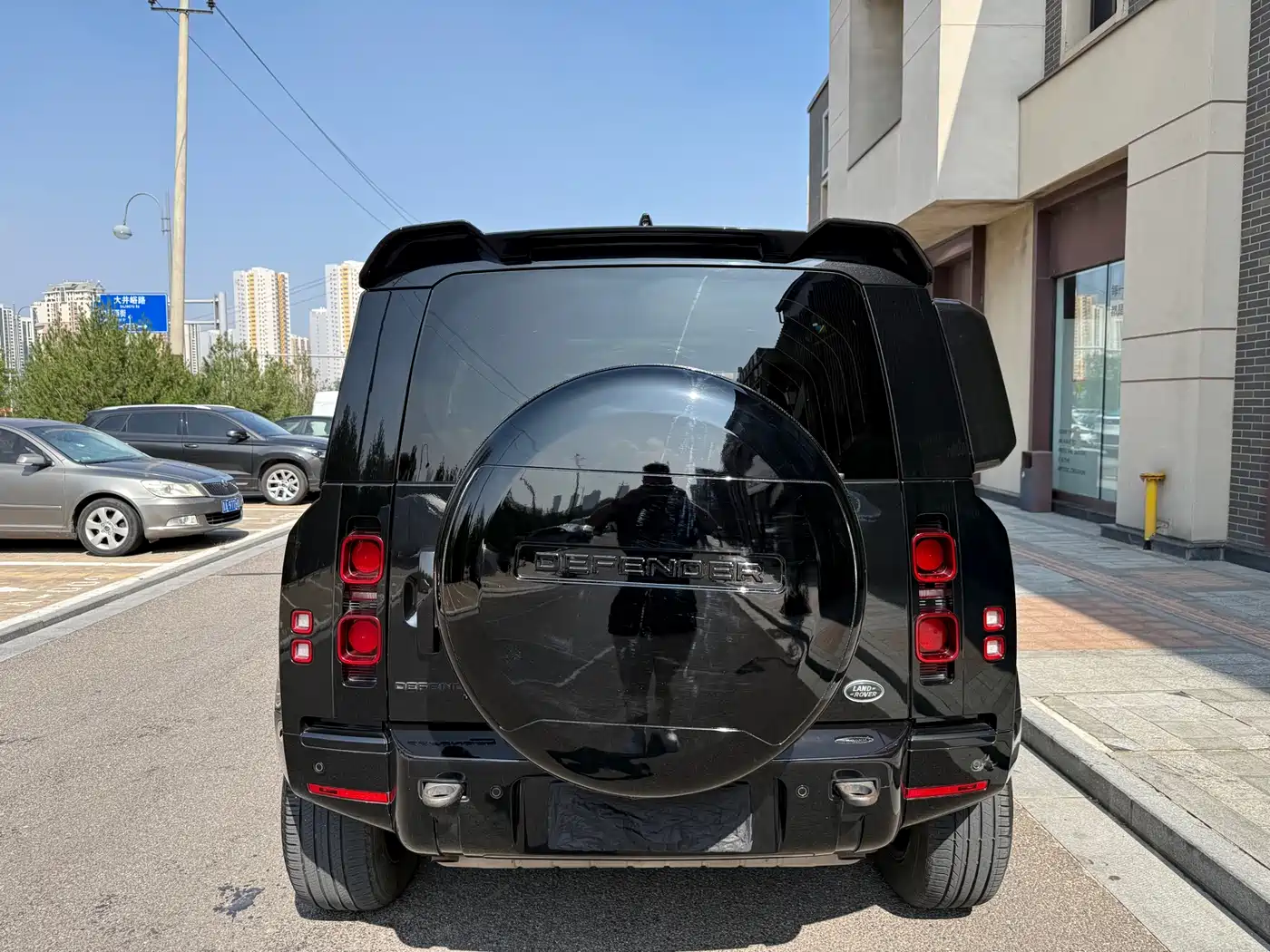 Land Rover Defender 2021 110 P400 Dark Special Edition фото 7