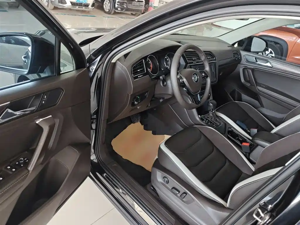 Volkswagen Tiguan L 2018 Facelift 330TSI Automatic 2WD Luxury Edition фото 16