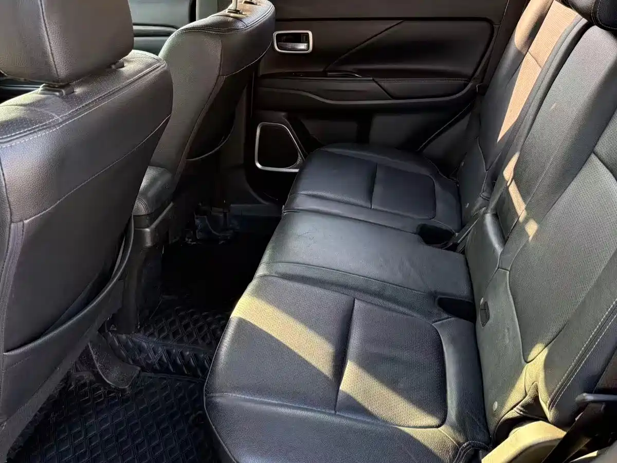 MITSUBISHI OUTLANDER