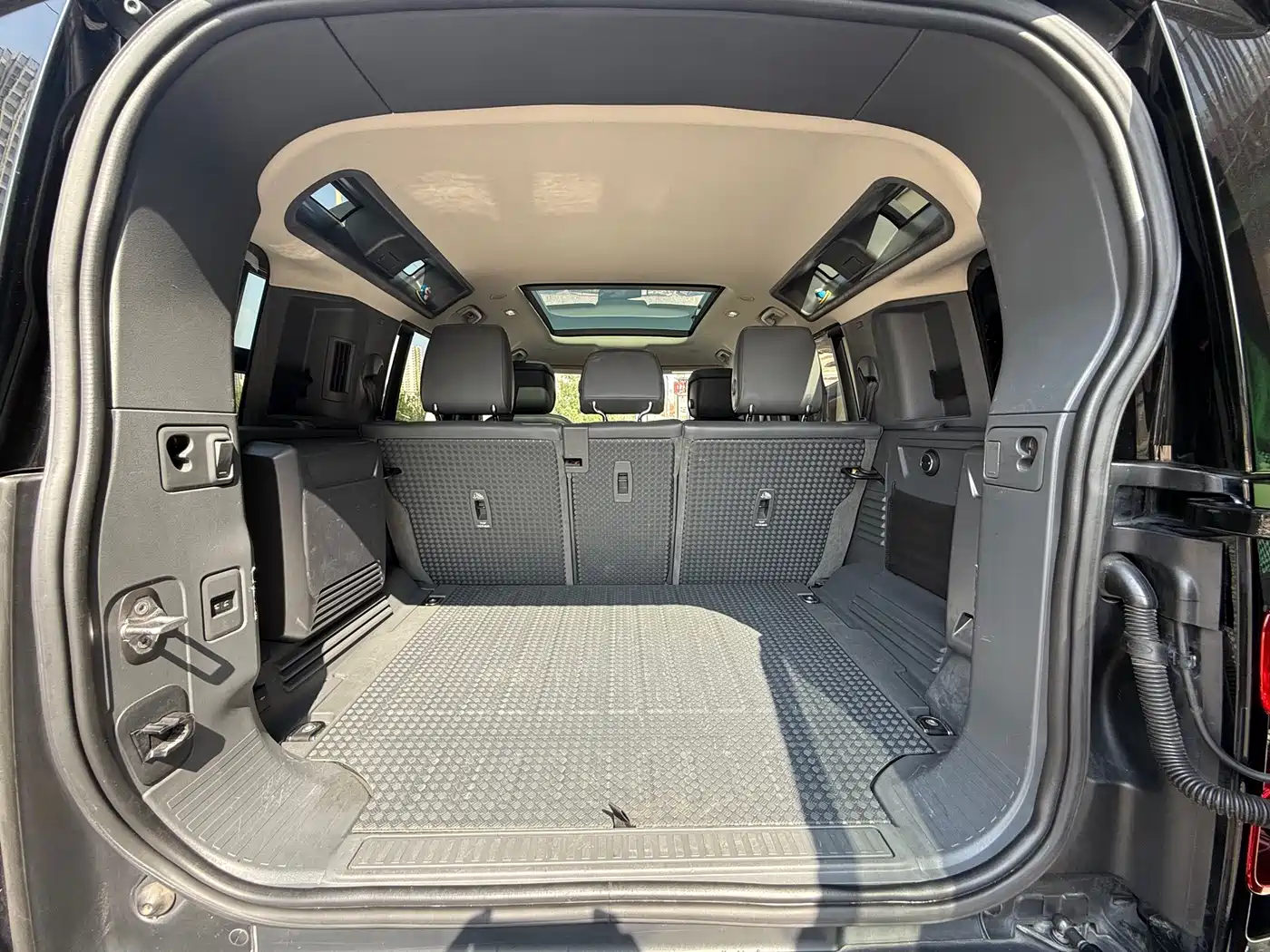 Land Rover Defender 2021 110 P400 Dark Special Edition фото 8