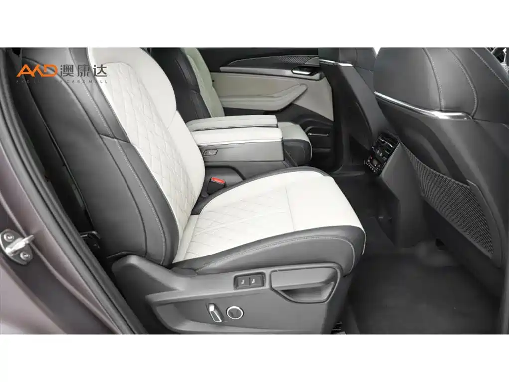AUDI Q6