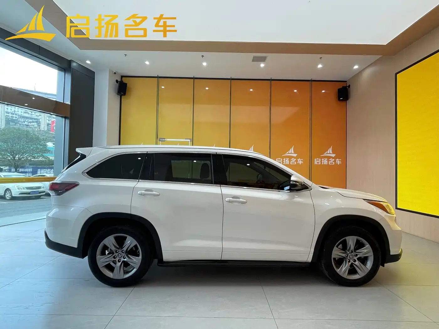 TOYOTA HIGHLANDER