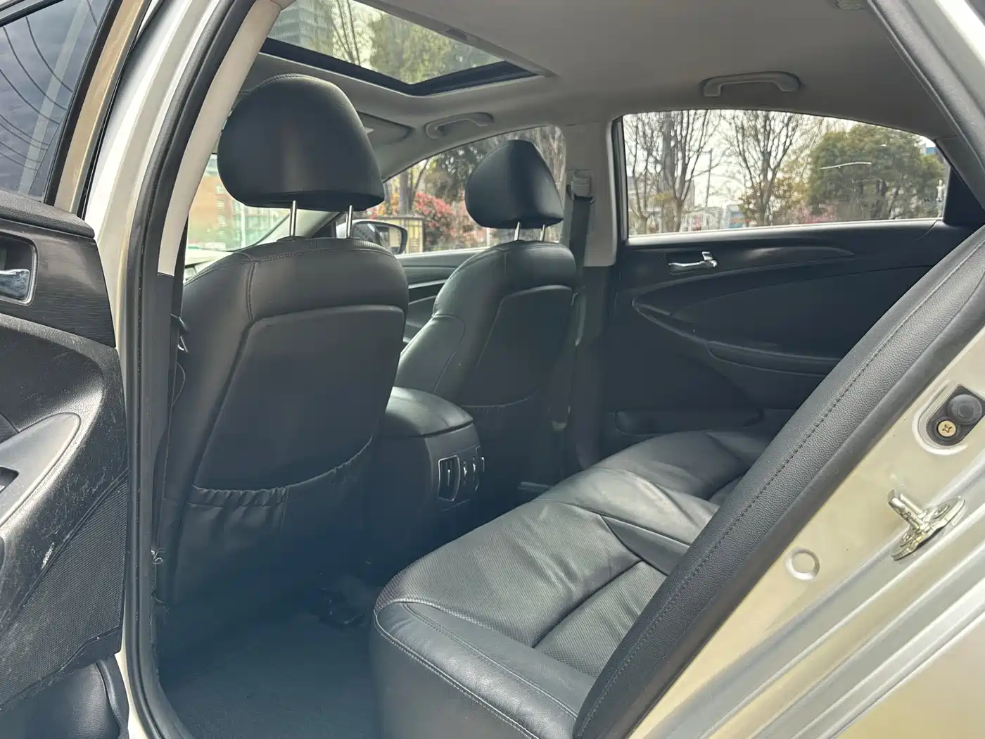 Hyundai Sonata 2011 2.0L Auto Premium Edition фото 7