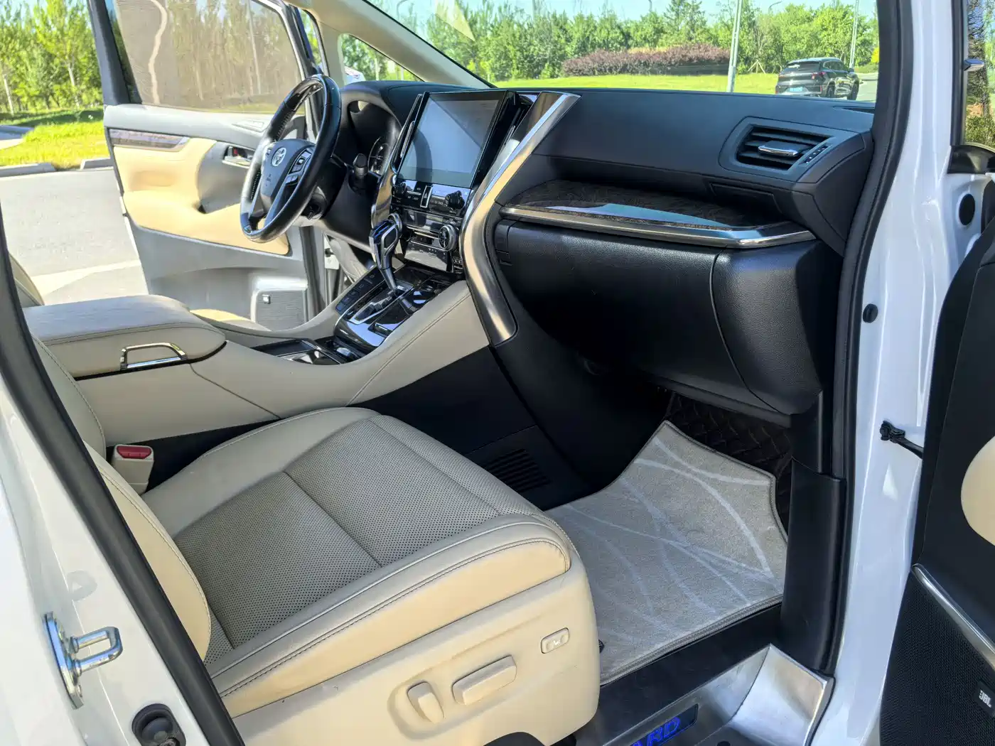 Toyota Alphard 2021 Hybrid 2.5L Premium фото 17