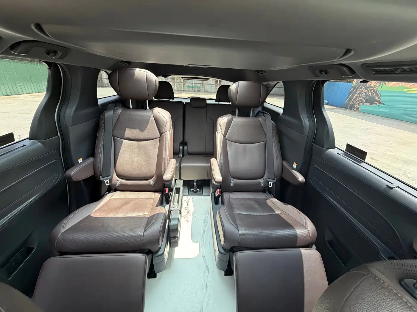 Toyota Sienna 2023 2.5L Hybrid Platinum Edition фото 14