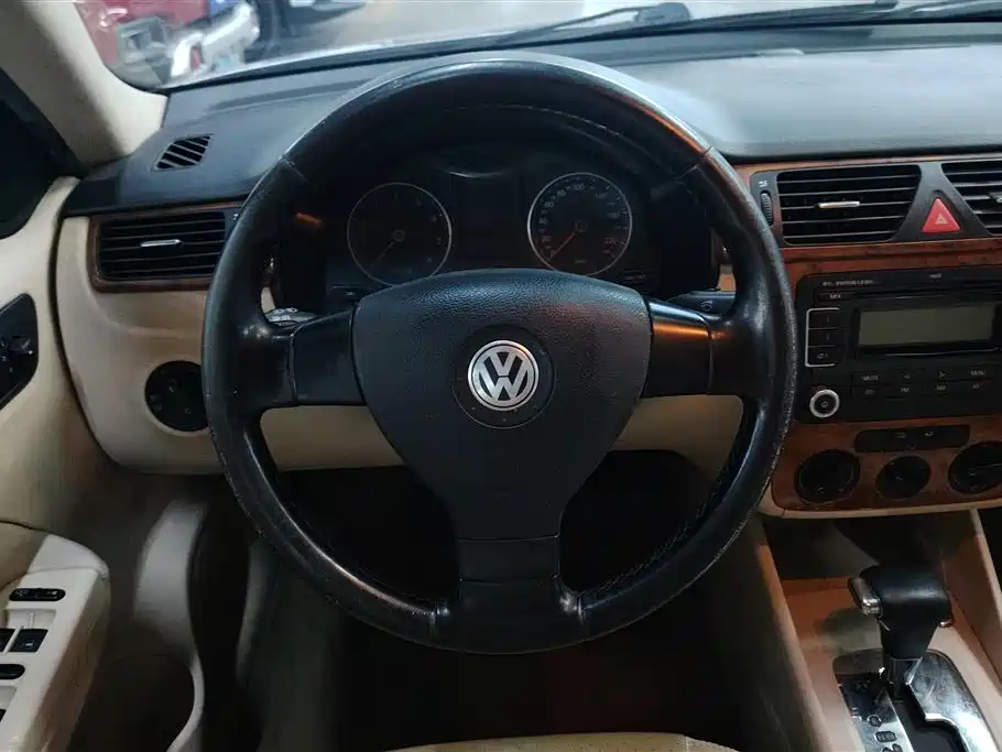 Volkswagen Bora 2012 1.6L Automatic Comfort Value Edition фото 15