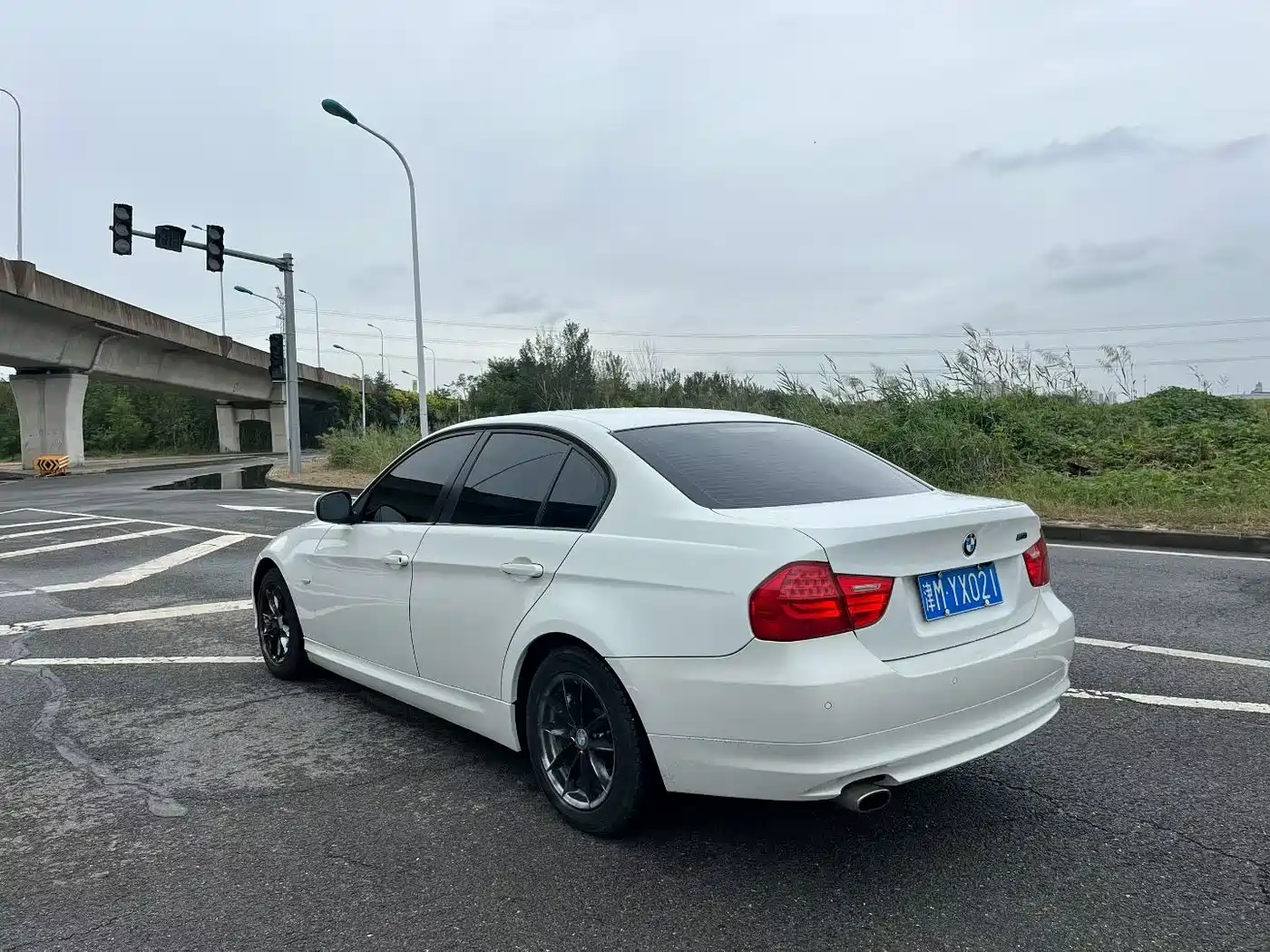 BMW 3 Series 2011 318i Leading фото 9