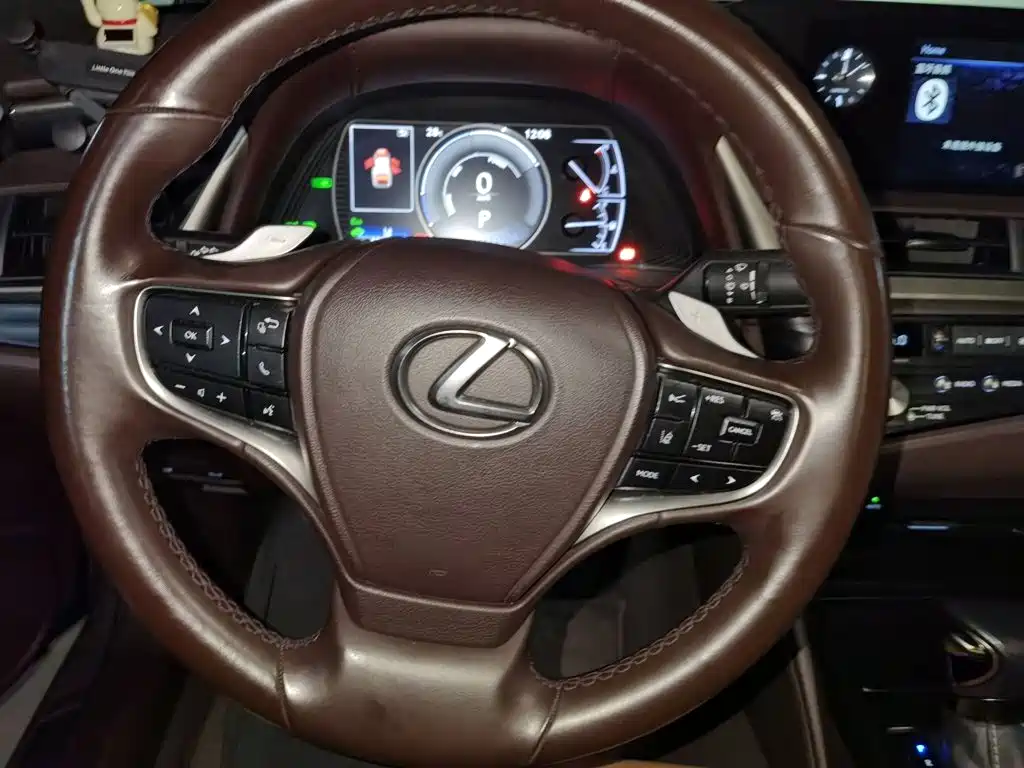 Фото 3 - Lexus ES