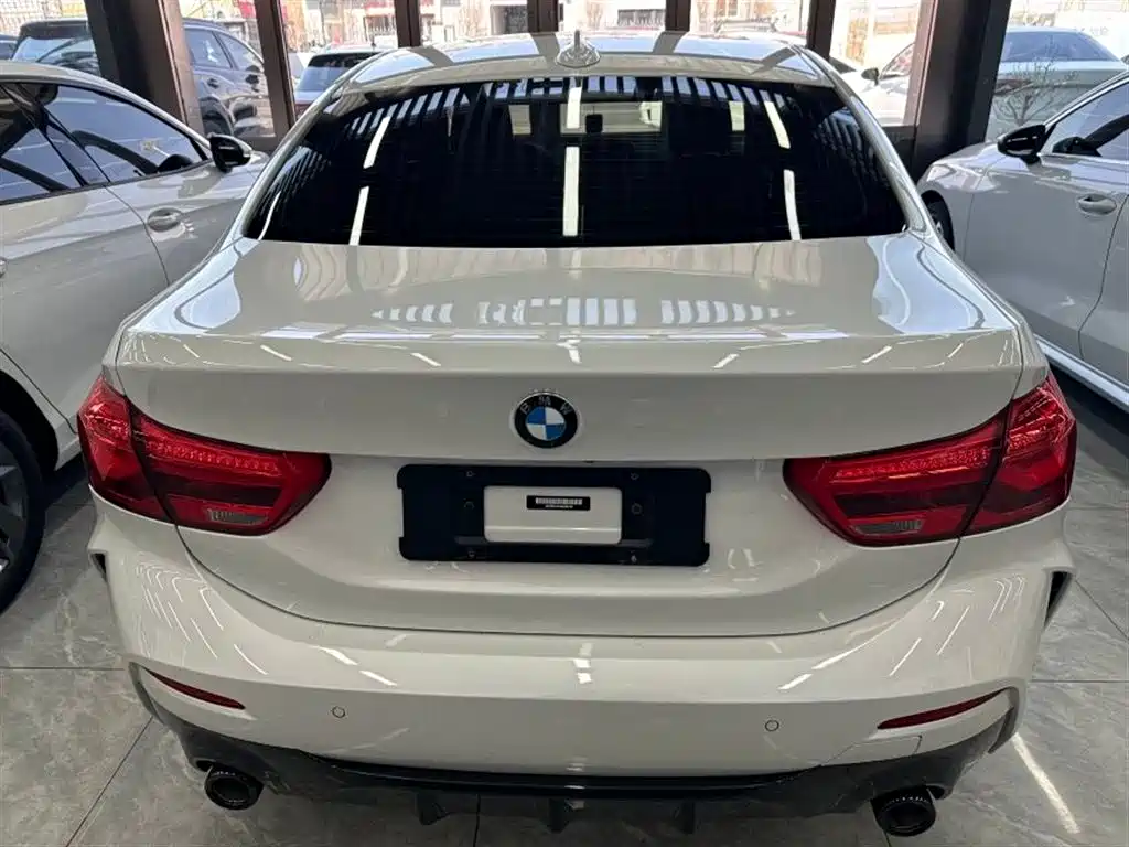 BMW 1 Series 2022 120i M Sport Shadow Edition фото 5