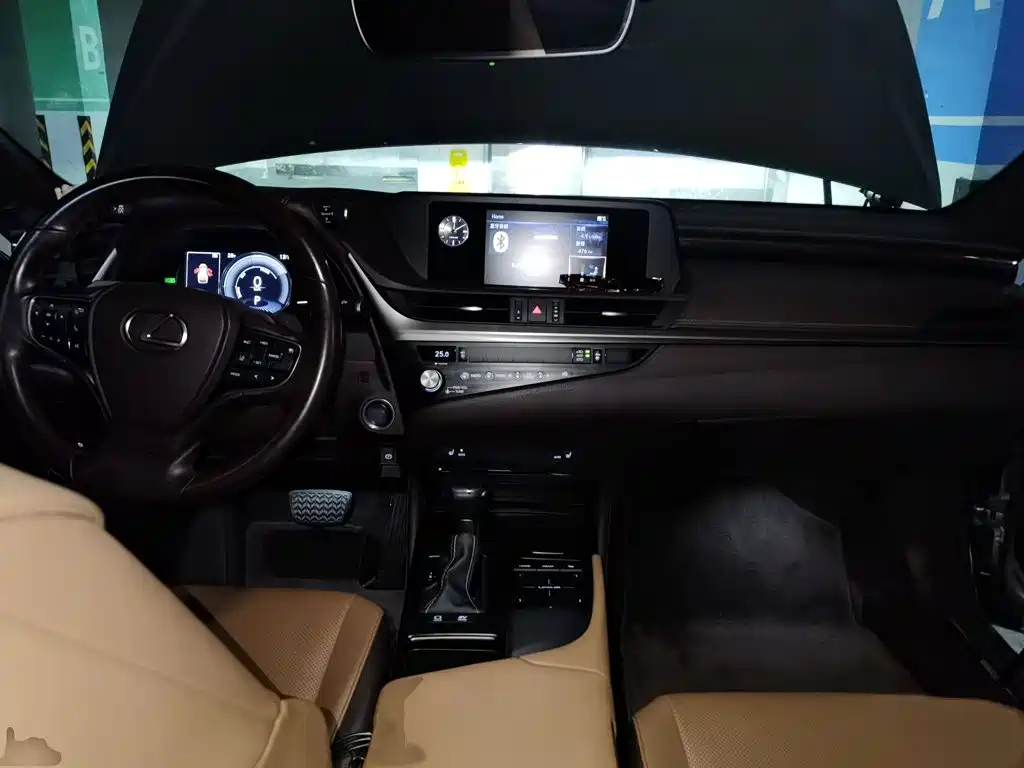 Фото 13 - Lexus ES