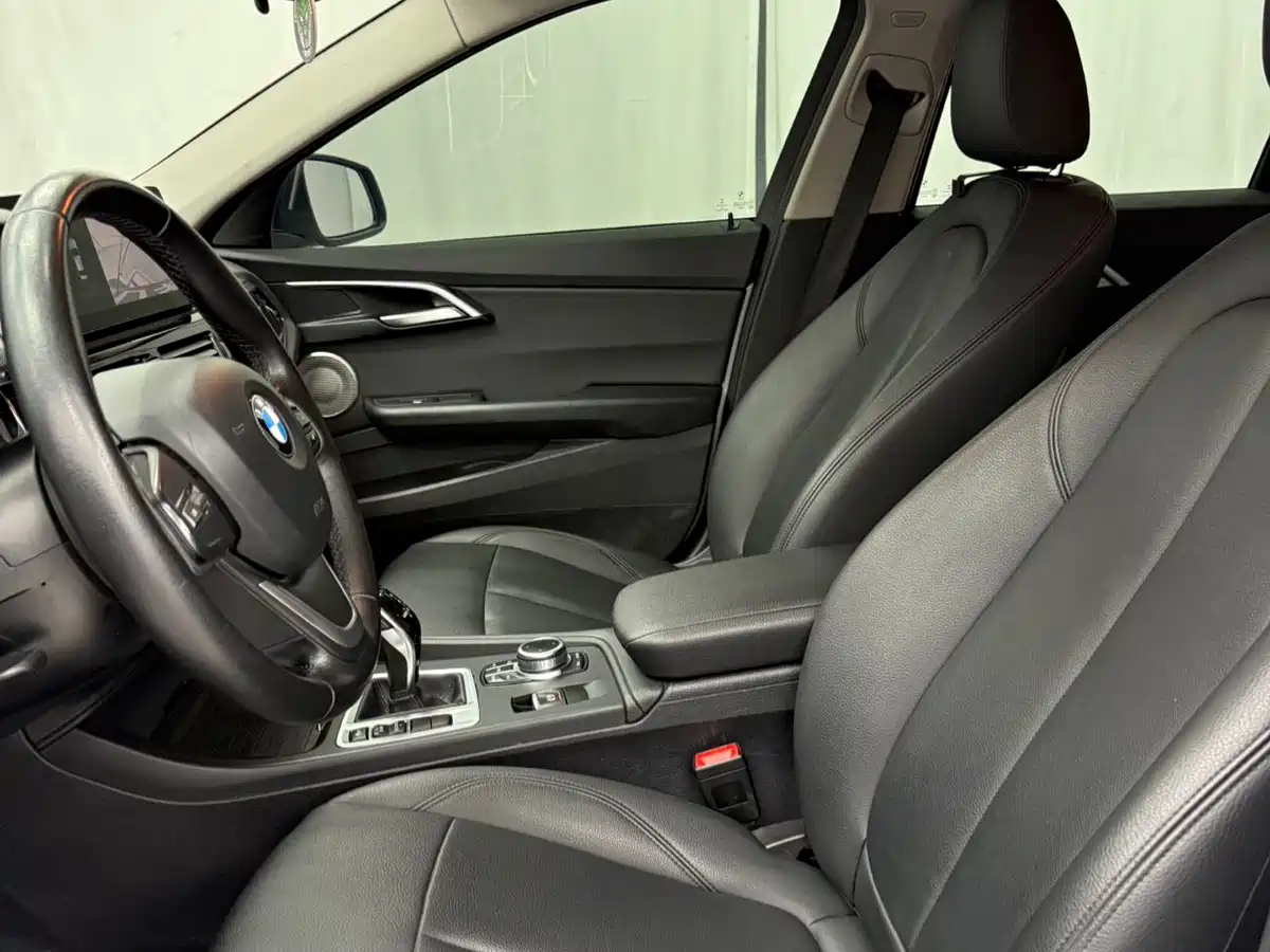BMW 1 Series 2023 120i M Sport фото 11