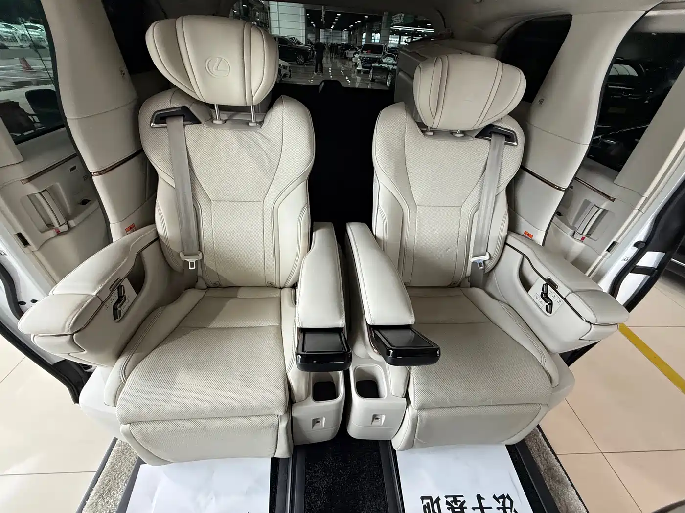 Фото 17 - Lexus LM