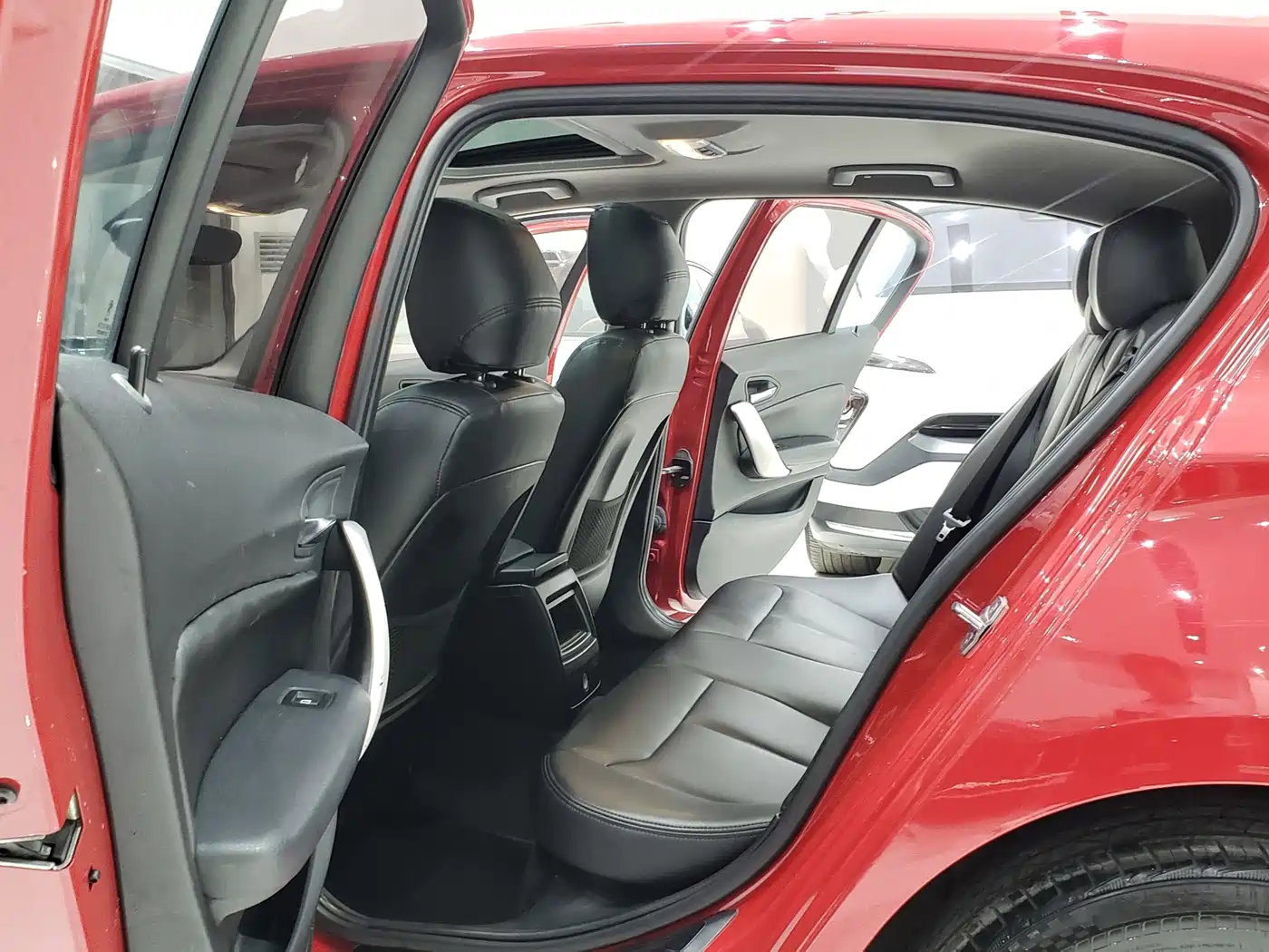 BMW 1 Series (Import) 2015 118i Leading фото 6